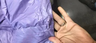 Chaqueta plumífero lila.