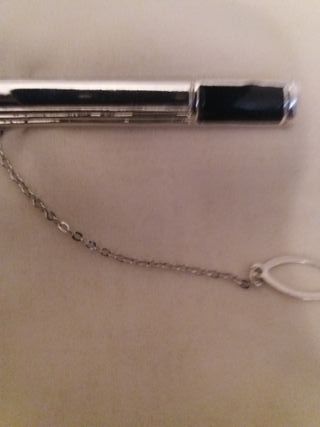 Aguja de corbata plateada y negra