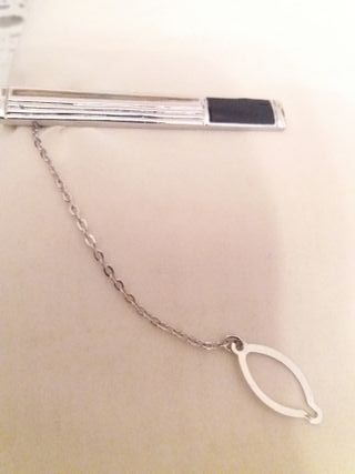 Aguja de corbata plateada y negra