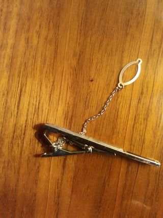 Aguja de corbata plateada y negra