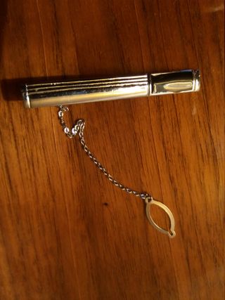 Aguja de corbata plateada y negra