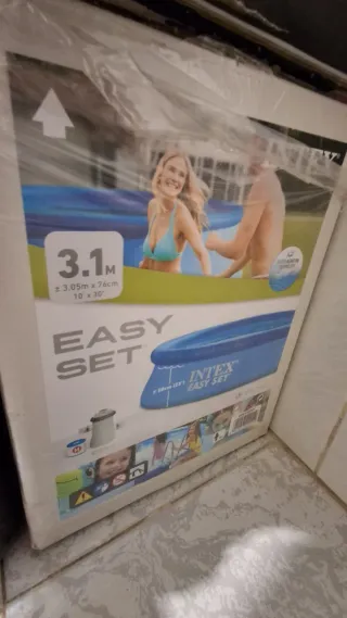 Piscina inflable azul marca Intex de 3.1m