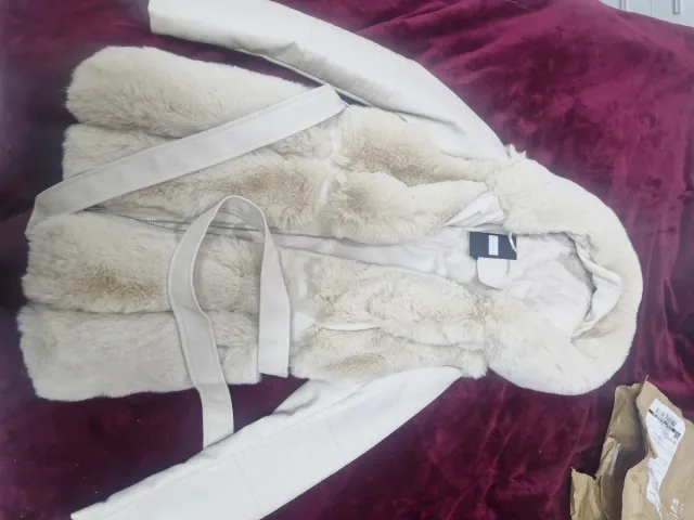 Abrigo de pelo y piel beige.