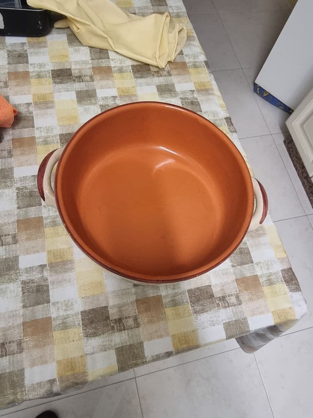 Cazuela de cerámica con flores