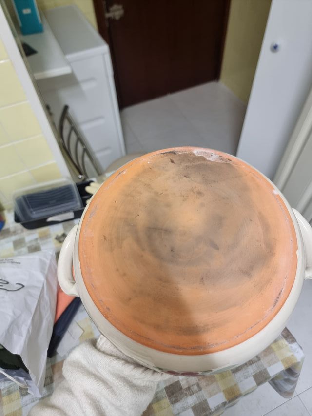Cazuela de cerámica con flores
