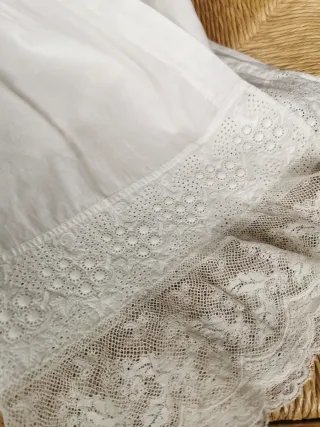 Delantal blanco algodón con con encajes