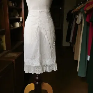 Delantal blanco algodón con con encajes