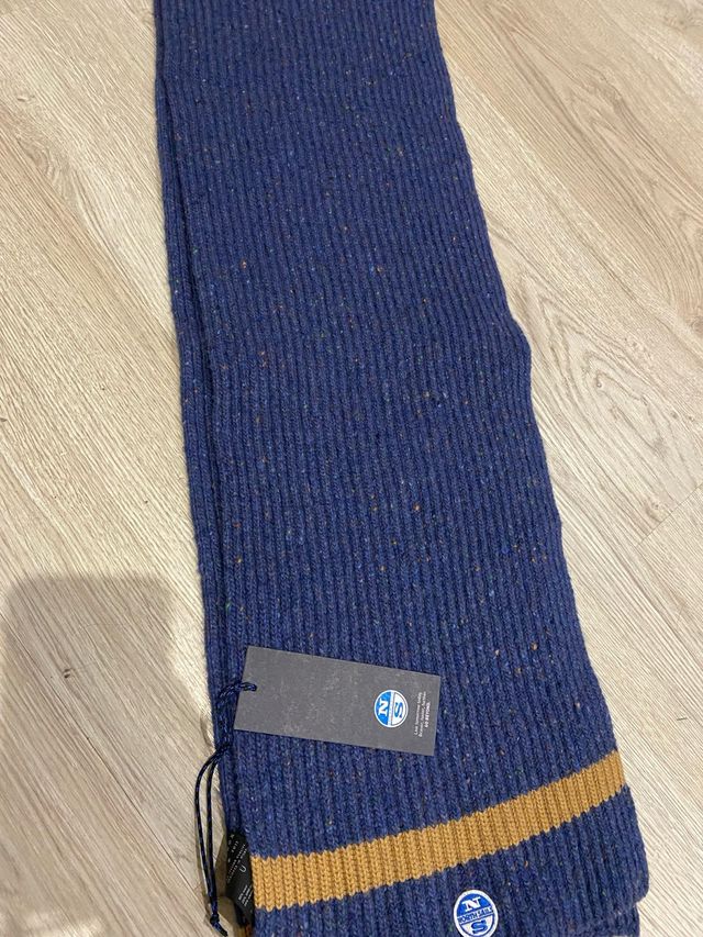 Bufanda North Sails azul con detalles dorados