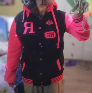 Beisbolera rosa y negra con capucha