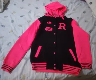 Beisbolera rosa y negra con capucha