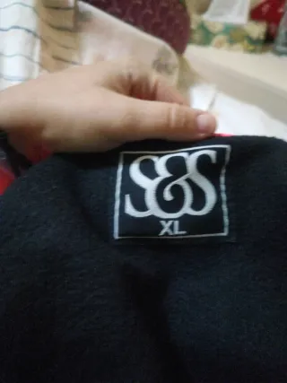 Beisbolera rosa y negra con capucha