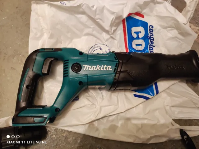 Sierra Sable Makita con Batería y Cargador