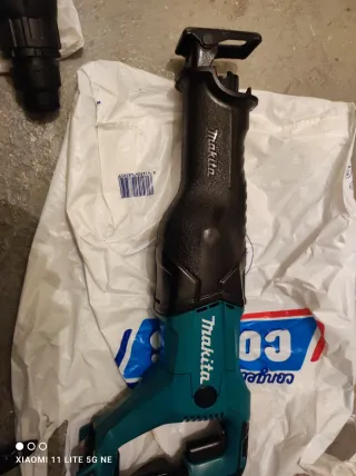 Sierra Sable Makita con Batería y Cargador