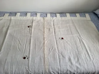Cortina de tela con encaje