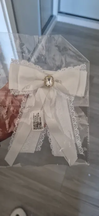 Pajarita blanca con pedrería