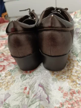 Zapatos de cordones marrones mujer
