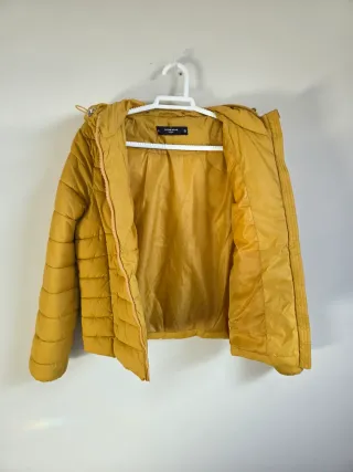 Cazadora acolchada Lefties amarilla