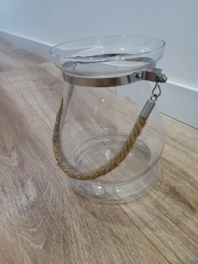 Recipiente de cristal decorativo con asa