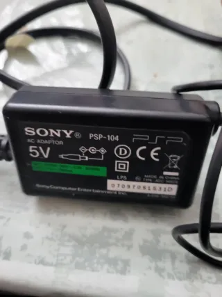2 psp + cargador oficial + assesin's creed