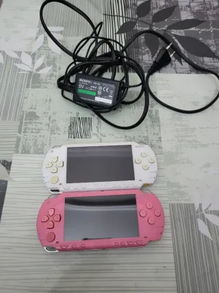 2 psp + cargador oficial + assesin's creed