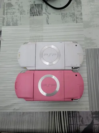 2 psp + cargador oficial + assesin's creed