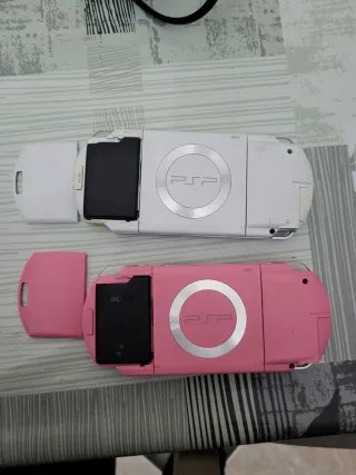 2 psp + cargador oficial + assesin's creed