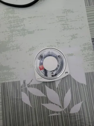 2 psp + cargador oficial + assesin's creed