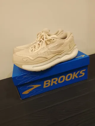 Zapatillas Brooks Mujer Beige