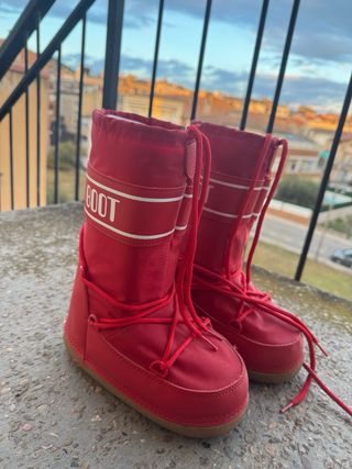 Botas Moon Boot rojas talla 32-34.