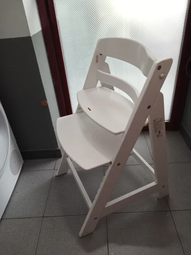 Silla infantil de madera blanca