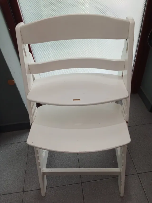 Silla infantil de madera blanca