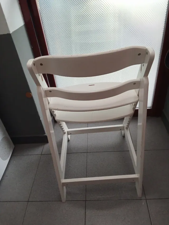Silla infantil de madera blanca