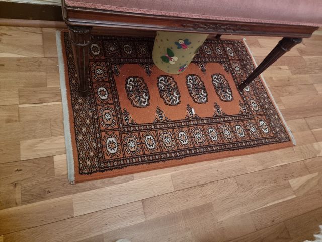 Alfombra decorativa naranja y marrón