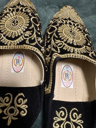 Zapatillas Marroquíes Bordadas Negro/Dorado