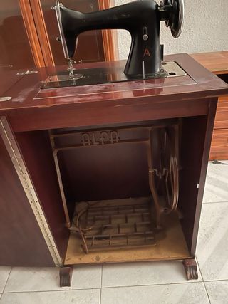 Máquina de Coser Alfa Antigua
