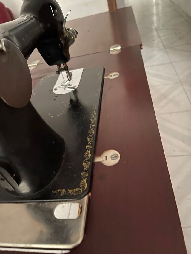 Máquina de Coser Alfa Antigua