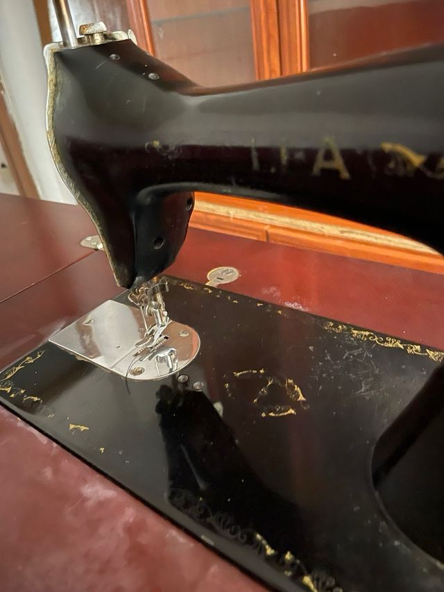 Máquina de Coser Alfa Antigua