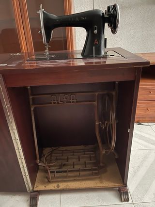 Máquina de Coser Alfa Antigua