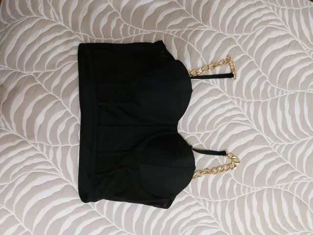 Top negro con cadena dorada