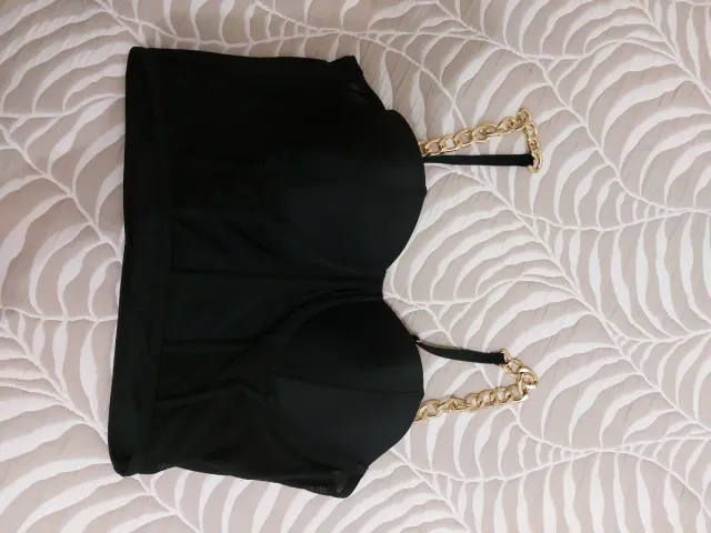 Top negro con cadena dorada