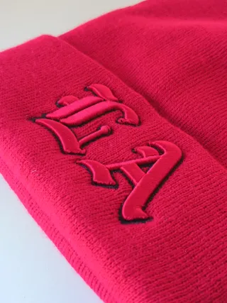 Cappello rosso ricamato LA