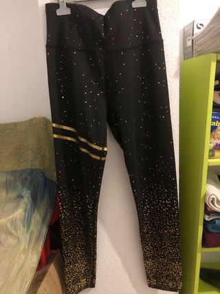 Mallas deportivas negras con detalles dorados