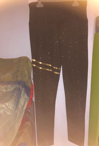 Mallas deportivas negras con detalles dorados