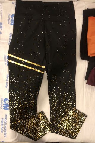 Mallas deportivas negras con detalles dorados