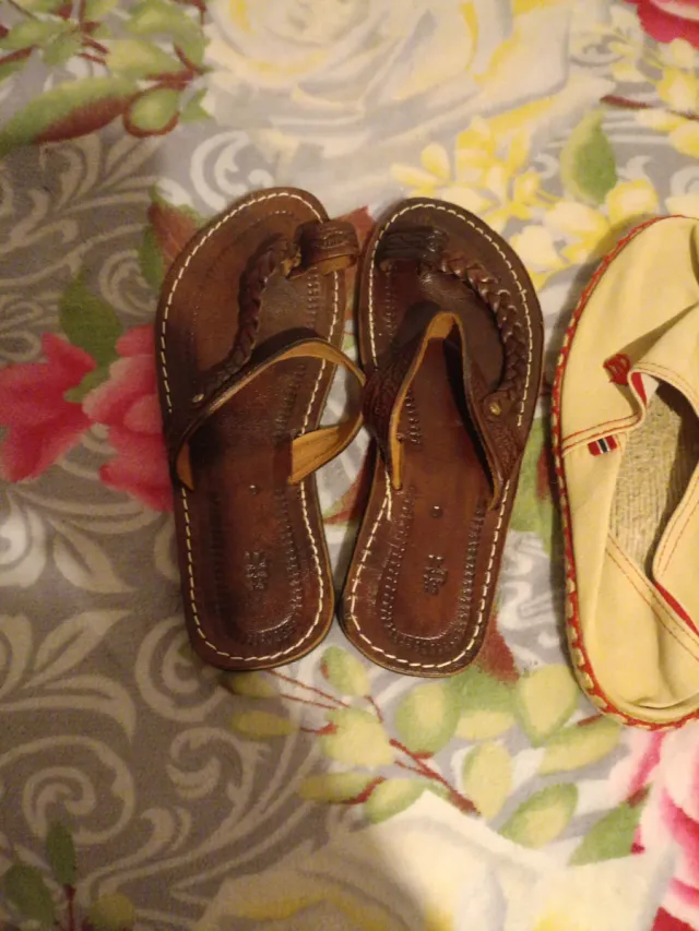 Lote de calzado: chanclas y zapatillas