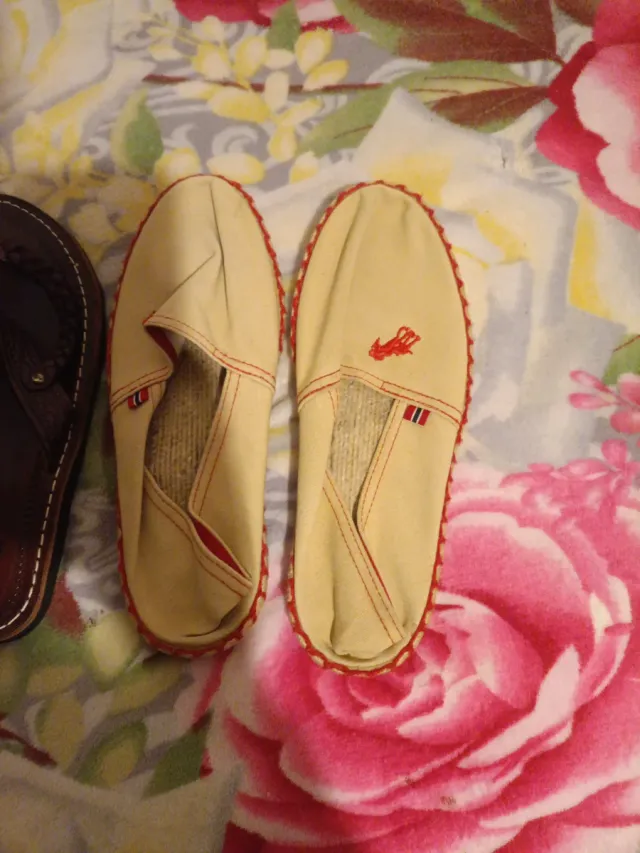 Lote de calzado: chanclas y zapatillas