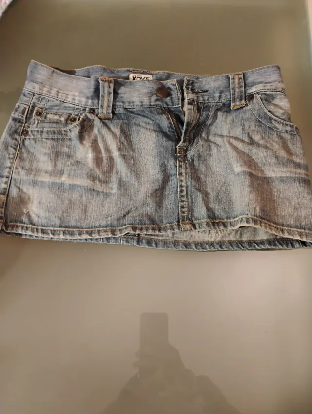 Falda corta roja de talle alto