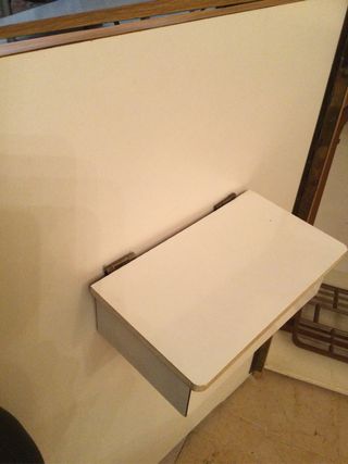 Máquina de coser Alfa antigua con mueble