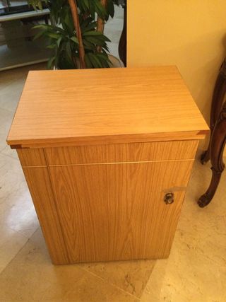 Máquina de coser Alfa antigua con mueble