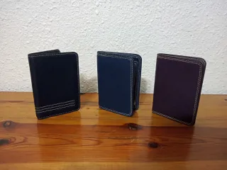 Tarjetero de piel negro, azul y morado